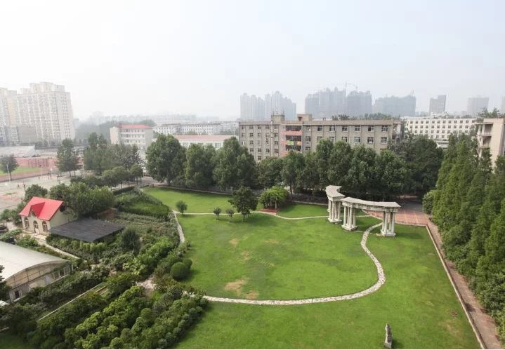 郑州中原中等专业学校罗马柱花园